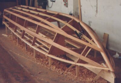 Scafo moderno di tipo planante (carena a spigolo)